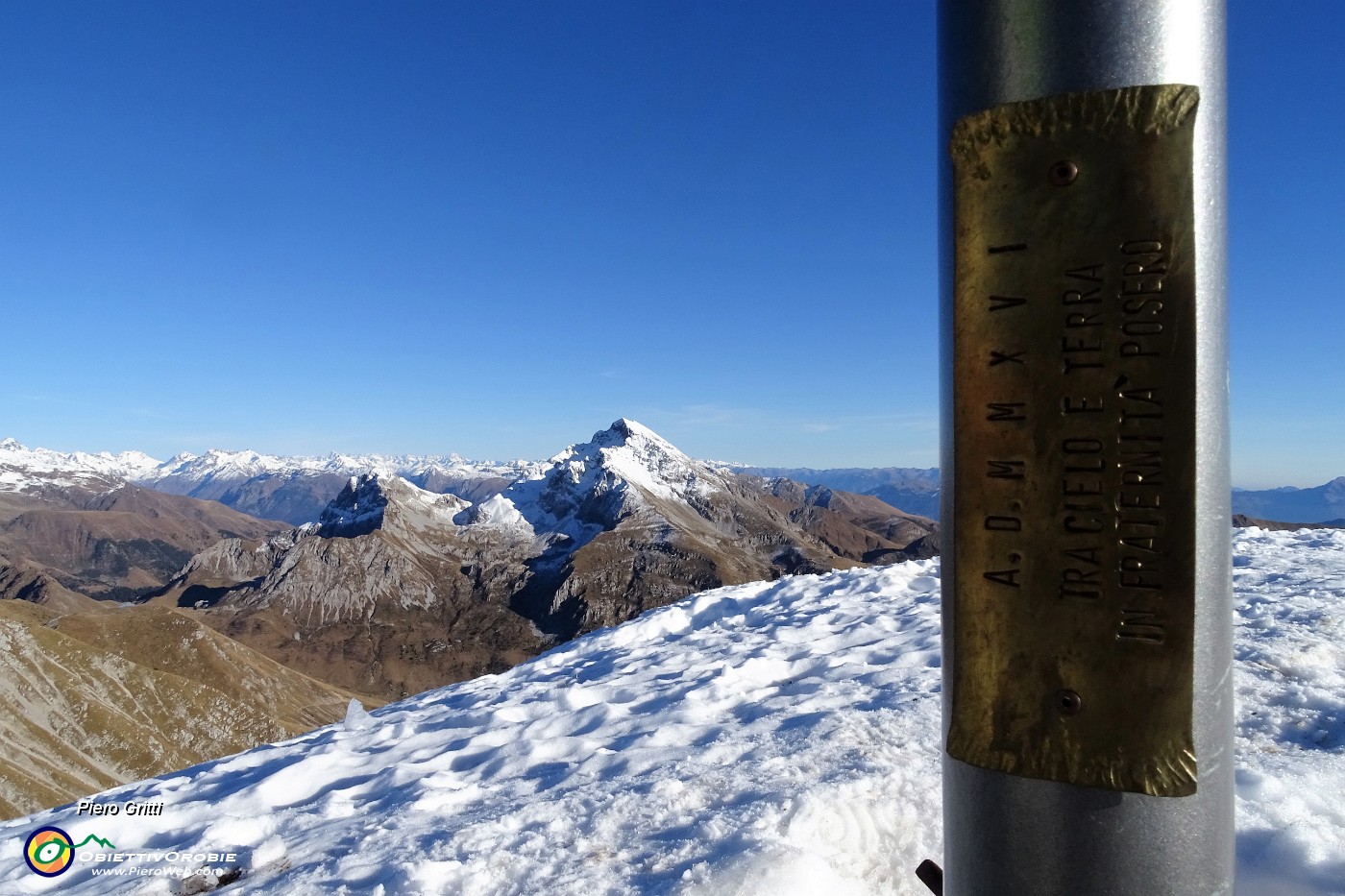 59 Alla nuova croce di vetta di Cima Menna (2300 m).JPG -                                